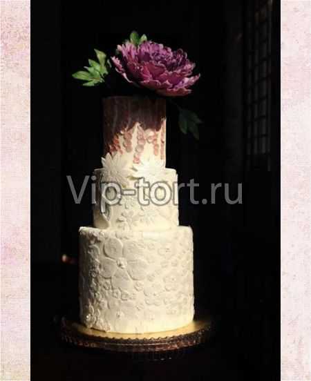 Свадебный торт "Фиолетовый пион с белыми цветами"
