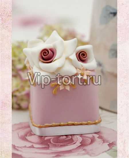 Торт "Розы на розовом фоне"