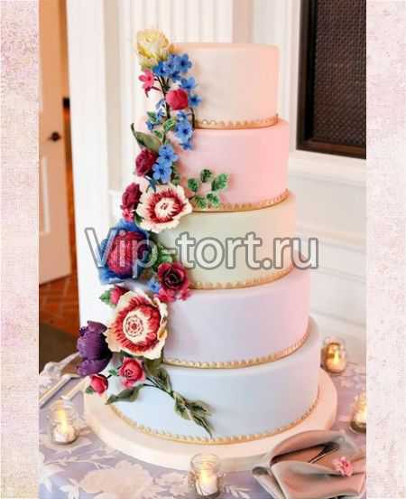 Свадебный торт "Каскад из цветов"