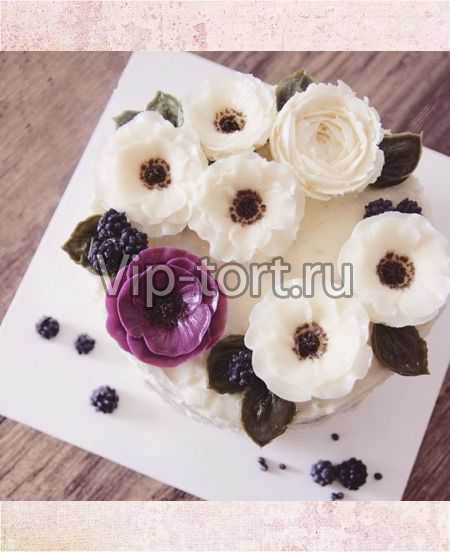 Торт с цветами из крема "Композиция ежевики и цветов"