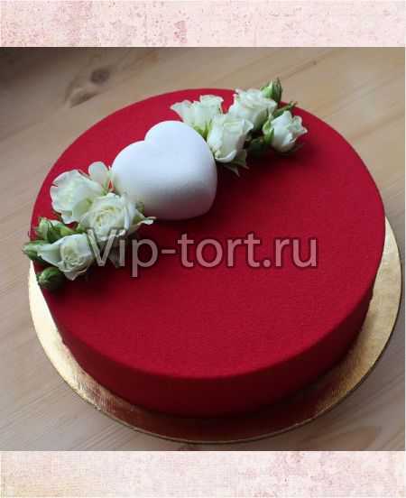 Торт с велюровым покрытием "Белое сердце и розы"