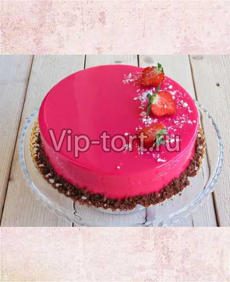 Торт с покрытием гляссаж "Ярко-розовый глянец с клубничкой"