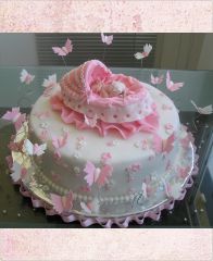 Торт на рождение девочки "Младенец и бабочки"