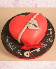 Торт на день Святого Валентина "Сердце на замке"