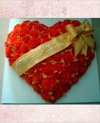Праздничный торт "Сердце из роз"