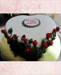 Торт на 8 марта "Сердце с розами"