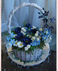 Торт на 8 марта "Корзина с синими, белыми и голубыми цветами"
