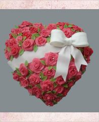 Торт на 8 марта "Сердце из розовых роз"
