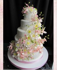 Свадебный торт "Цветочный каскад"