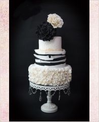 Свадебный торт "Черная и белые розы"