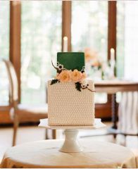 Свадебный торт "Изумрудно- зеленый с бусами"