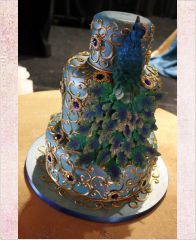 Свадебный торт "Райская птица с голубыми камнями"
