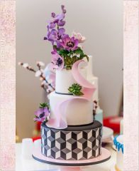 Свадебный торт "Фиолетовые цветы и 3D рисунок"