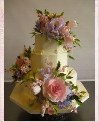 Свадебный торт "Цветочная радость"