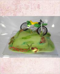 Торт "Мотоцикл на лужайке"