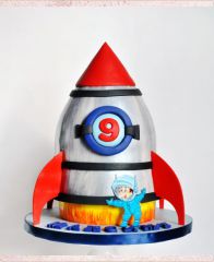 Детский торт "Космонавт у ракеты"