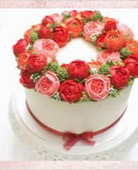 Торт с цветами из крема "Красные бутоны розочек"