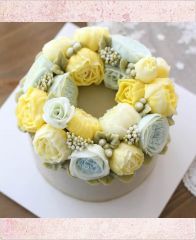 Торт с цветами из крема "Желтенькие и голубые цветочки"