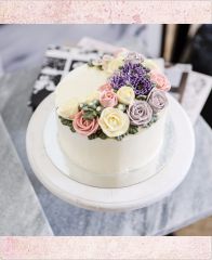 Торт с цветами из крема "Цветочный сюрприз"