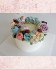 Торт с цветами из крема "Разноцветные цветы и ягодки"