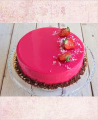 Торт с покрытием гляссаж "Ярко-розовый глянец с клубничкой"