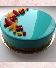 Торт с глянцевым покрытием "Фрукты на голубом глянце"