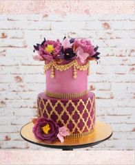 Свадебный торт "Красивые цветы и золотые узоры"